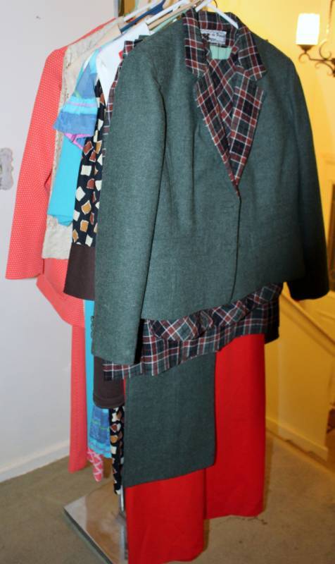 lot 1375 image: 9 Retro Vintage Outfits