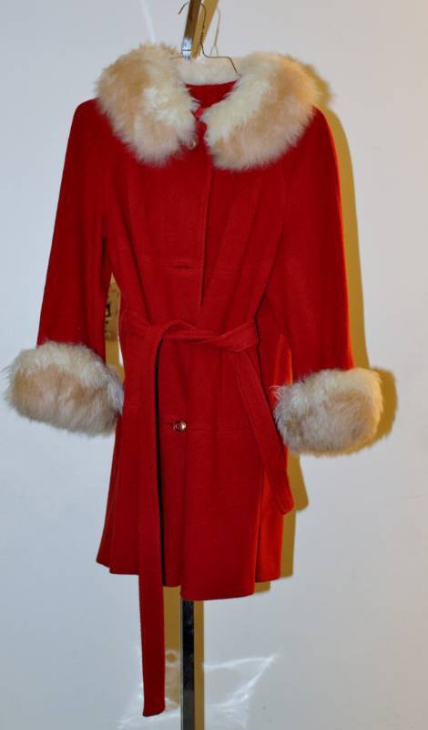 lot 1381 image: Fur-trimmed ladies coat - orange red - very nice. Vintage