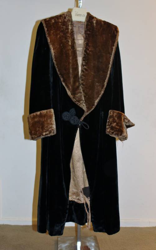 lot 1382 image: Black velvet coat - Vintage