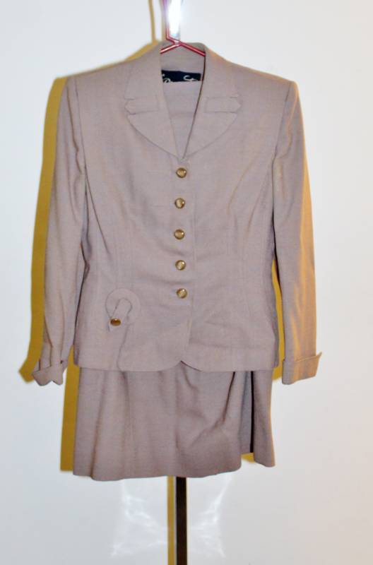 lot 1385 image: Womans tailored suit with pencil skirt, vintage.