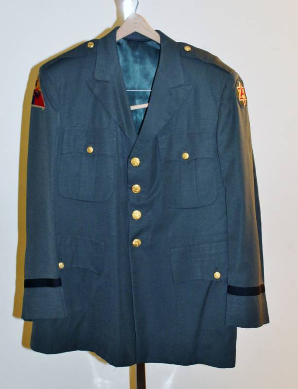 lot 1388 image: 1940s -50s era mens Army dress jacket. Antique