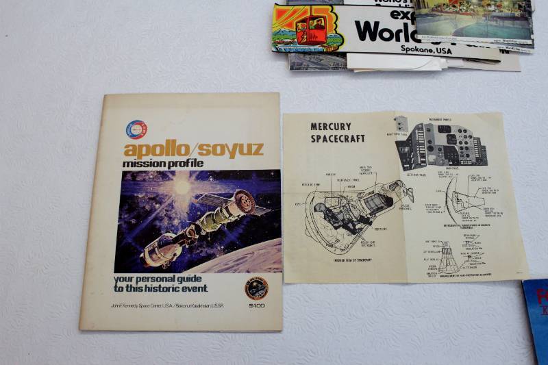 lot 1392 image: Personal guide to Apollosoyuz Mission Profile - your personal guide to this historic event