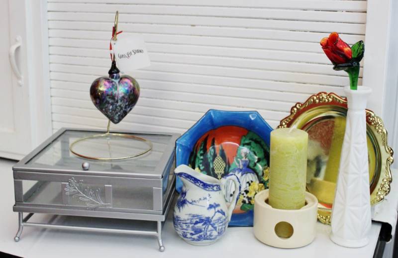 lot 1396 image: Misc lot of home dcor - incl Noritake hand painted bowl