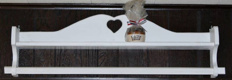 lot 1400 image: White wood shelf with heart cutout