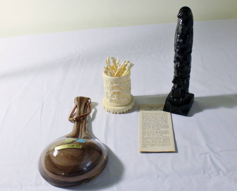 lot 1403 image: Totem pole, Kaspar-single-art glass piece and ornate (possibly ivory) toothpicks and holder