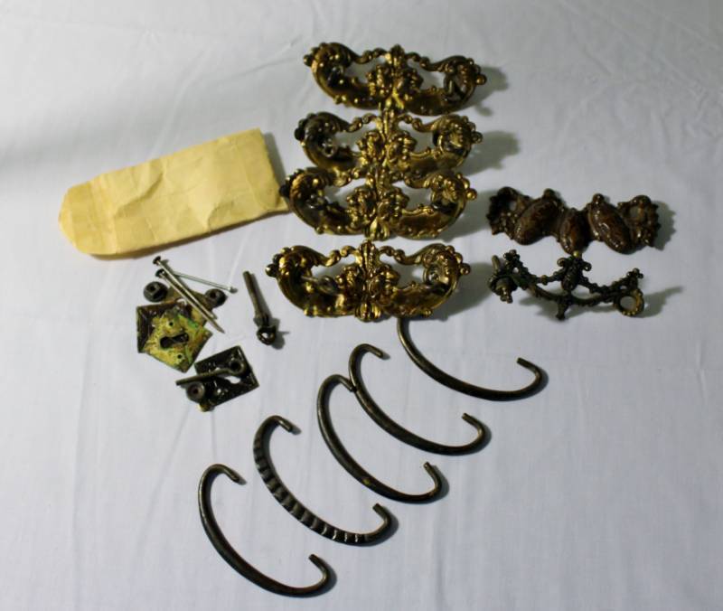 lot 1404 image: Antique furniture hardware - pulls and misc.