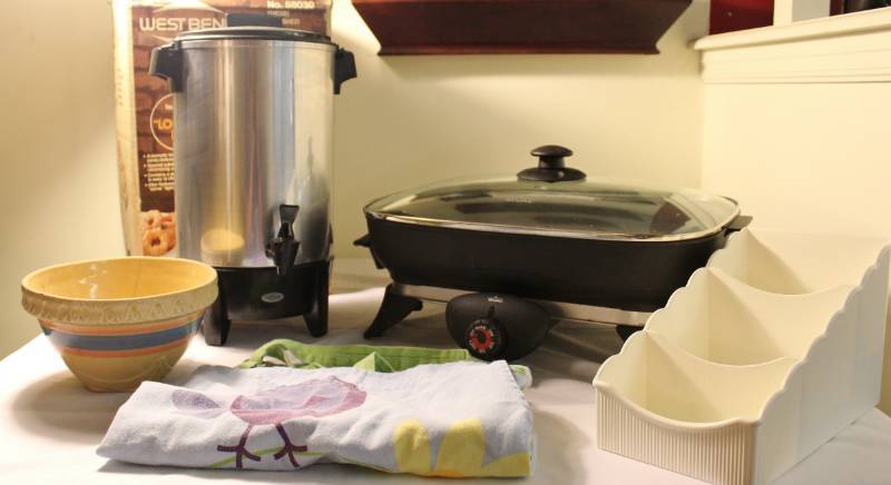 lot 1407 image: Westbend percolator, rival electric skillet, ceramic bowl, canvas apron and plastic organizer
