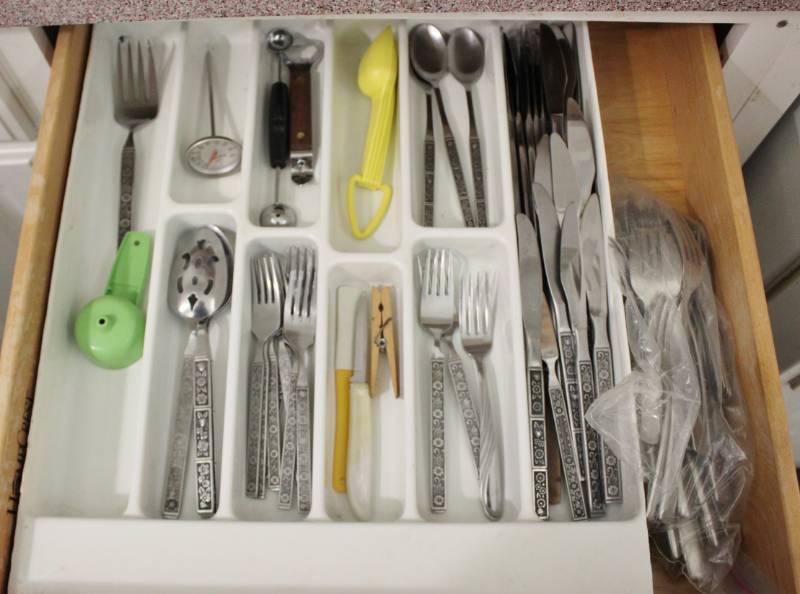 lot 1416 image: Contents of kitchen drawers silverware and cooking utensils