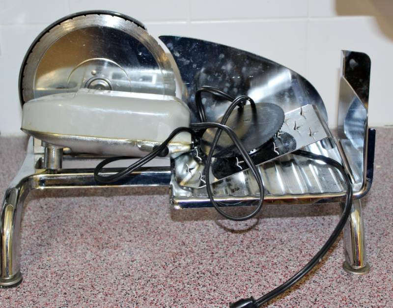 lot 1418 image: Rival electric food slicer