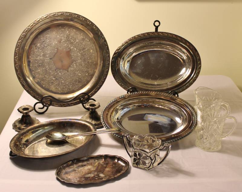 lot 1422 image: Holiday and Dinner Party elegance - large lot silverplate items