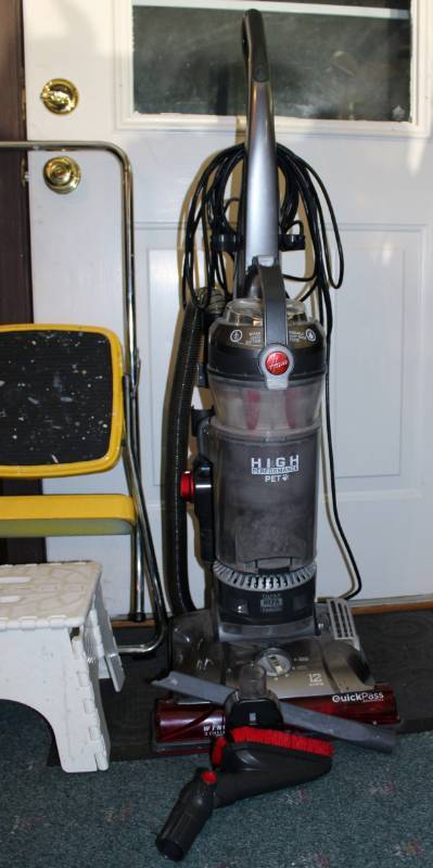 lot 1425 image: Hoover vacuum wattachments 2 step stools
