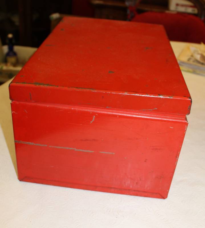 lot 1426 image: Vintage red metal box