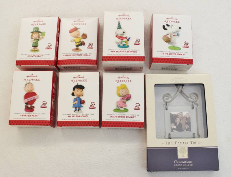 lot 1427 image: 8 Hallmark ornaments Peanuts