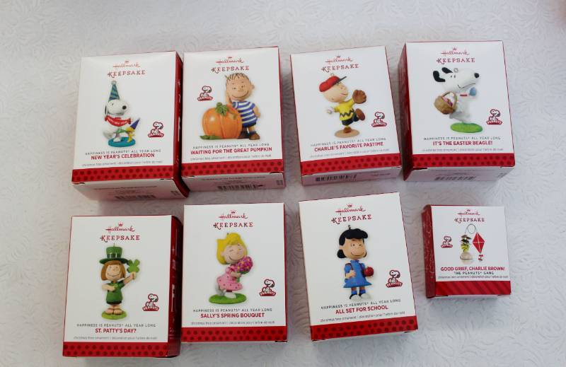 lot 1434 image: 8 Hallmark ornaments - Peanuts