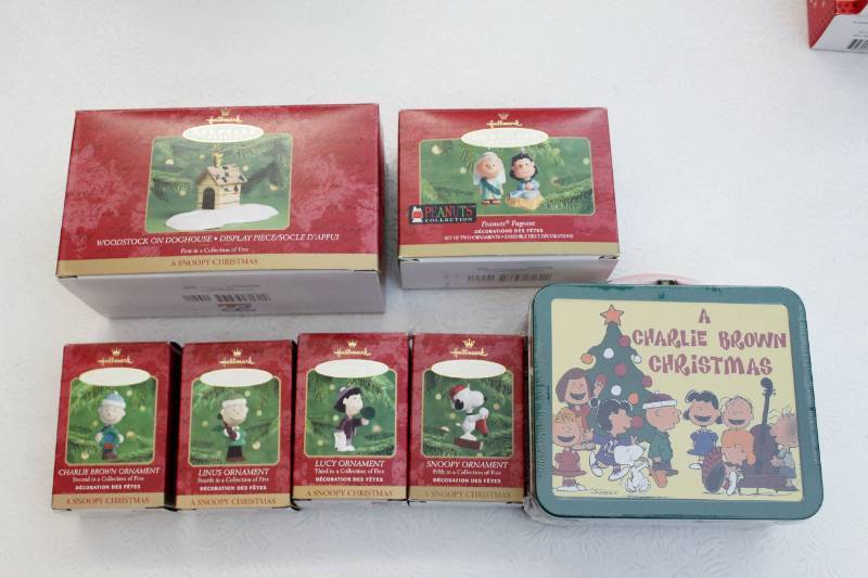 lot 1435 image: 6 Hallmark ornaments & lunch box - Peanuts