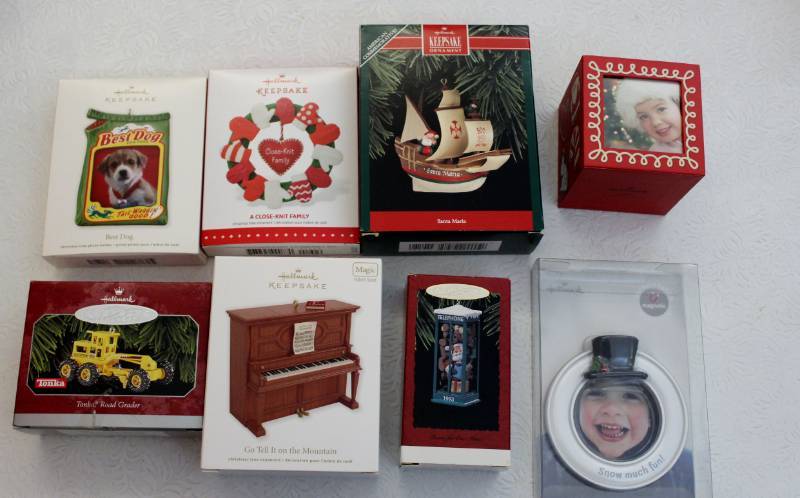 lot 1436 image: 8 Hallmark ornaments