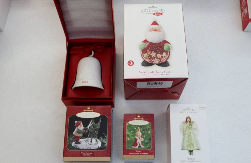 lot 1440 image: 5 Hallmark ornaments - Ireland and misc