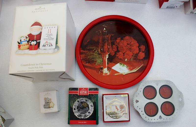 lot 1441 image: 4 Hallmark ornaments, candles & tin platter