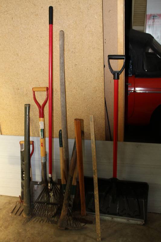 lot 1261 image: Yard and Home Tools
