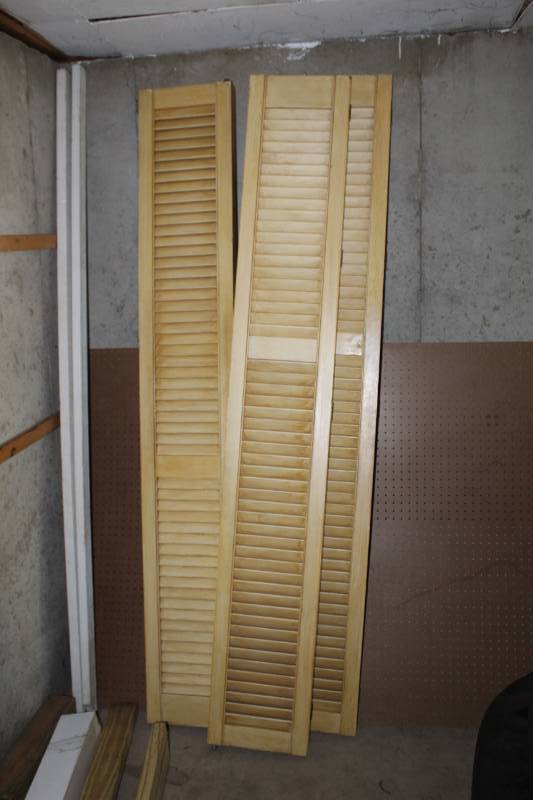 lot 1283 image: 3 Wood Bi-fold doors
