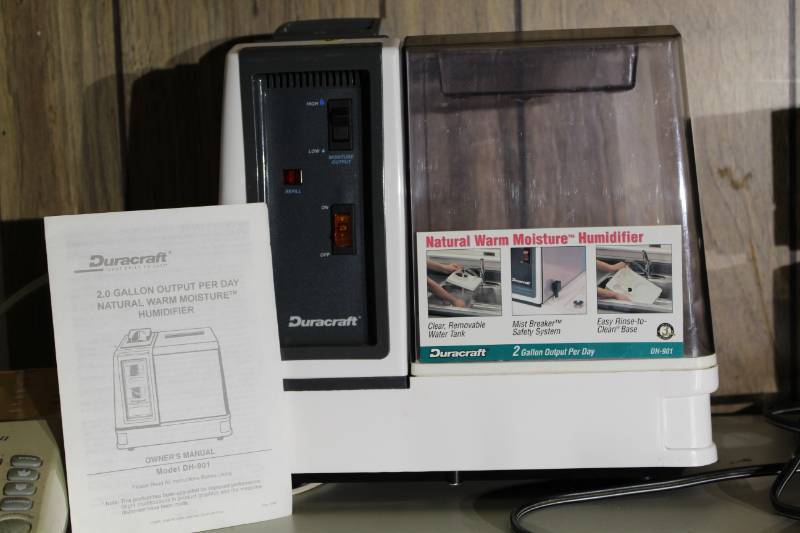 lot 1291 image: Duracraft Humidifier 2 gal output per day and Vintage National Panasonic HiFi all transistor radio