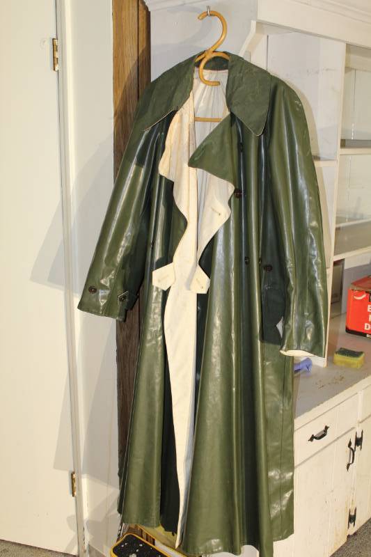 lot 1294 image: Vintage Mens heavy duty reversible rain coat.
