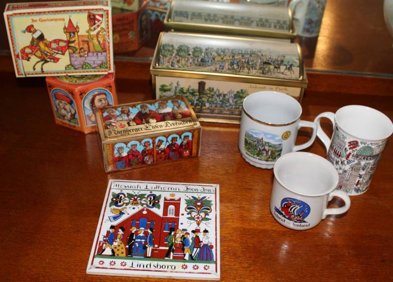lot 1314 image: 3 Mugs and misc dcor