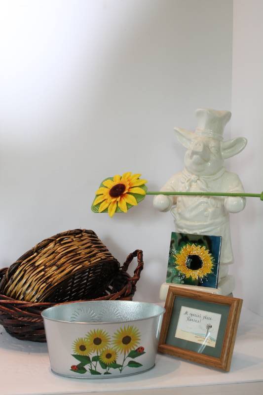lot 1317 image: Ceramic Chef Pig and Sunflower decor