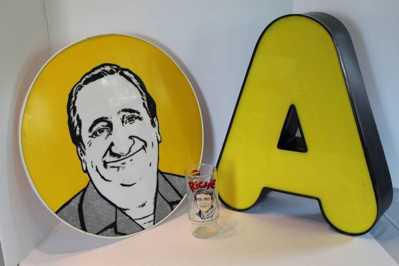 lot 1320 image: Happy Days Vintage Signs and Richie cup