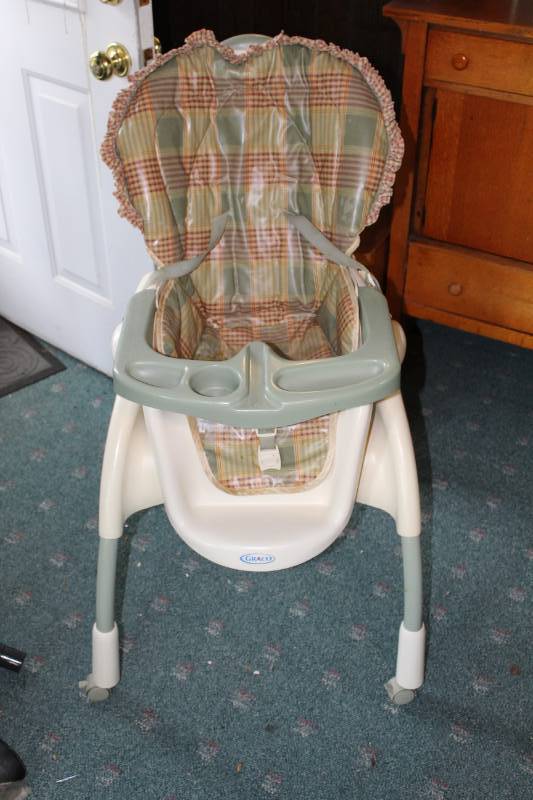 lot 1322 image: Graco high chair and baby exersaucer