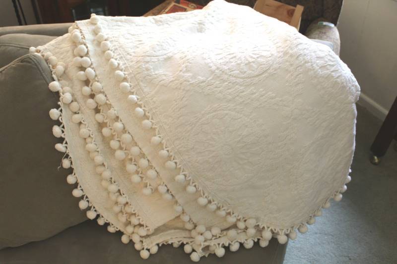 lot 1335 image: Vintage Bedspread with pom pom detail.  Excellent condition