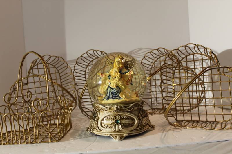 lot 1358 image: Musical Waterglobe and Baskets