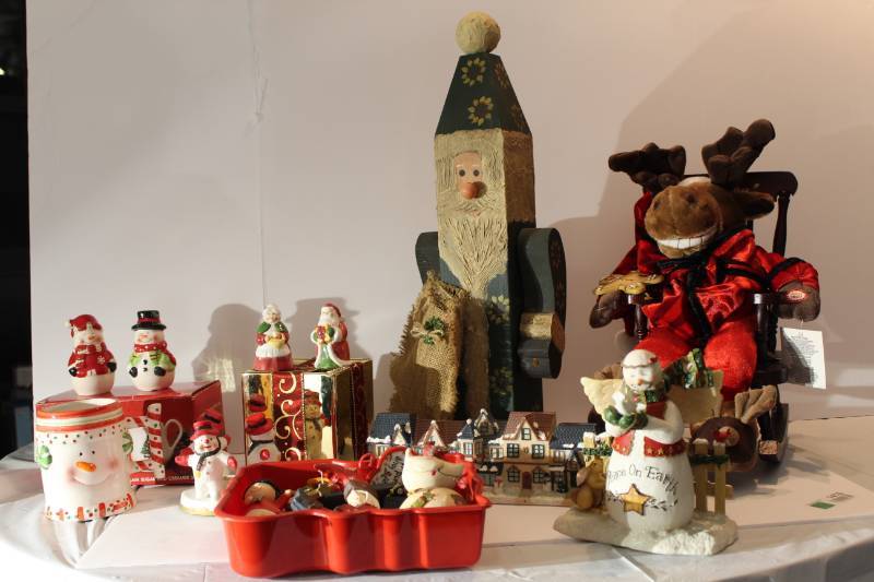 lot 1410 image: Christmas Lot Salt & Pepper Shakers, Snowmen, Santa,