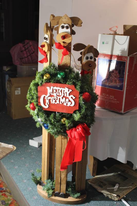 lot 1413 image: Christmas Pig, Reindeer w Wreath, Light Globe