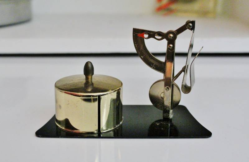 lot 1446 image: Vintage Postal Letter Scale 2 oz Scale & Stamp Holder-Desk Postal Scale