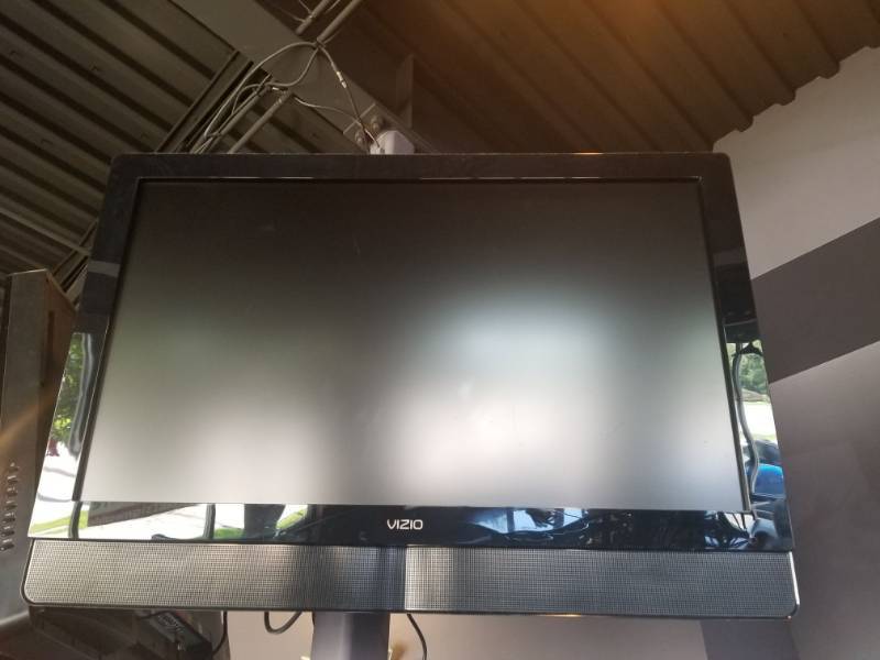 lot 1542 image: Vizio 32in TV