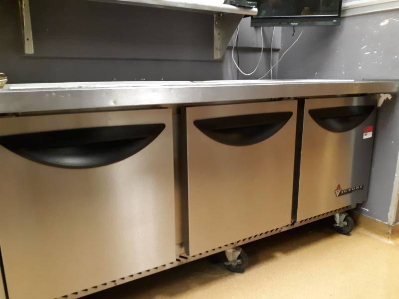 lot 1571 image: Victory Refrigerated Make Table # VUR-6-30BT