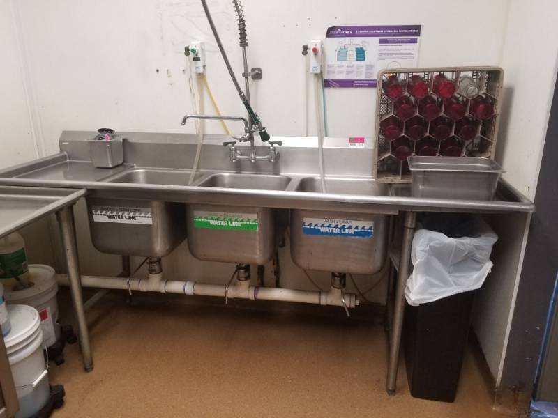 lot 1578 image: 3 Bay Stainless Steel Sink