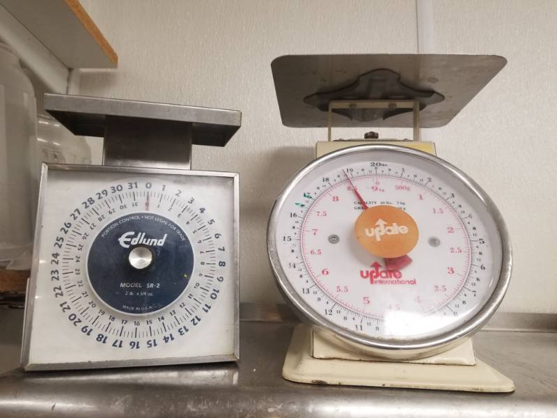 lot 1580 image: 2 Food Scales