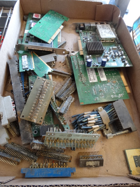 lot 347 image: Scrap gold pins.