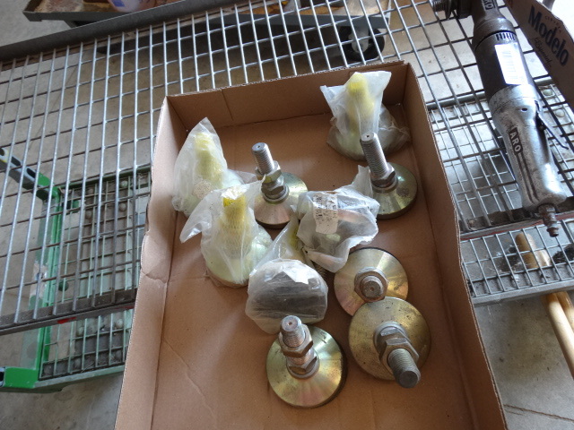 lot 356 image: Lot of leveling mounts.