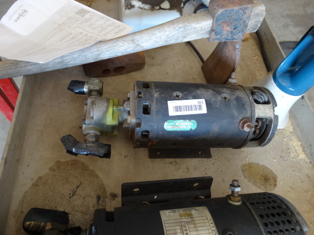 lot 361 image: 12v hydraulic pump.