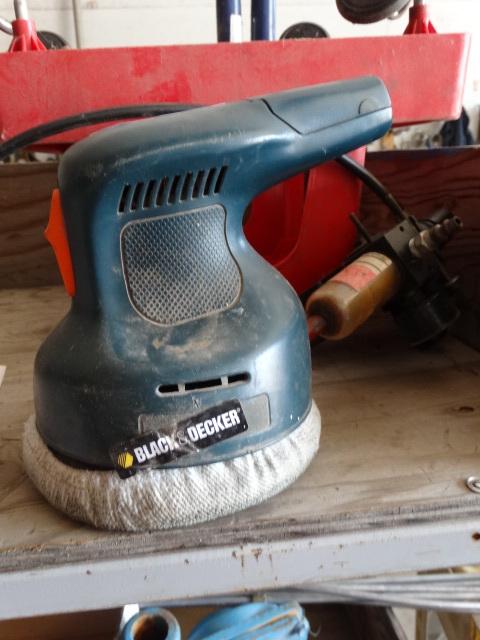 lot 365 image: Electric black and decker buffer, needs cord.