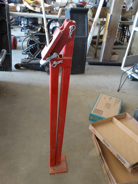 lot 366 image: Hi-lift post popper.