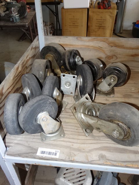 lot 372 image: Lot of casters.