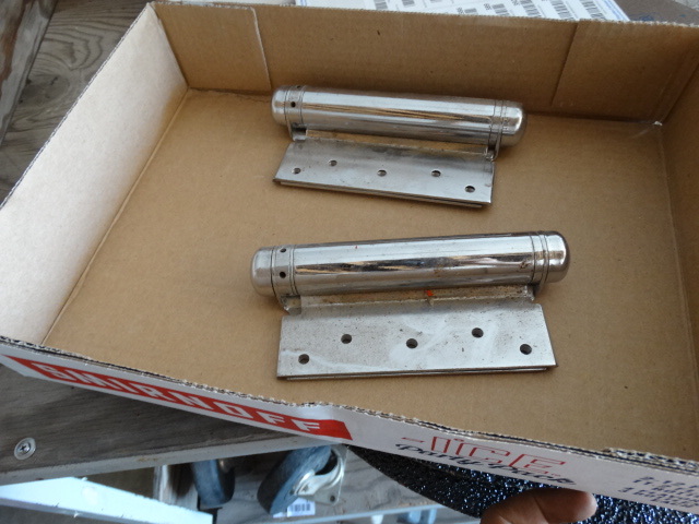 lot 376 image: Commercial door hinges.