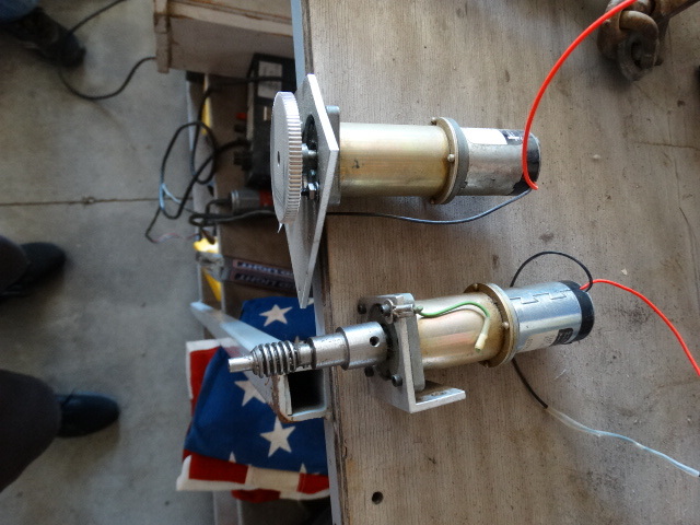 lot 389 image: 2 small 12v dc motors.