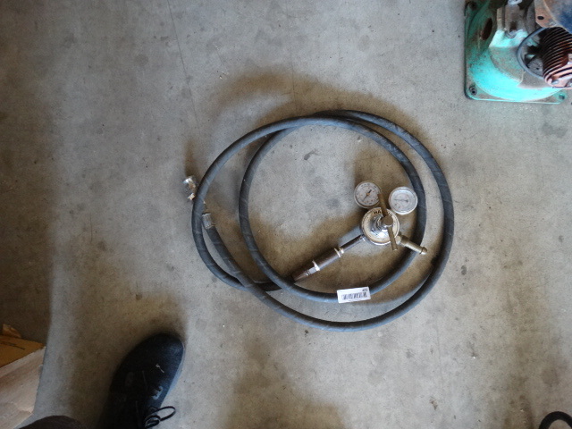 lot 405 image: Harris inert gas regulator and hose.