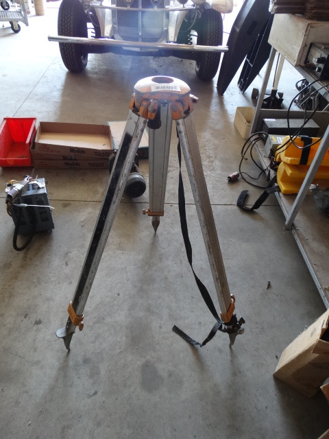 lot 412 image: Tripod.