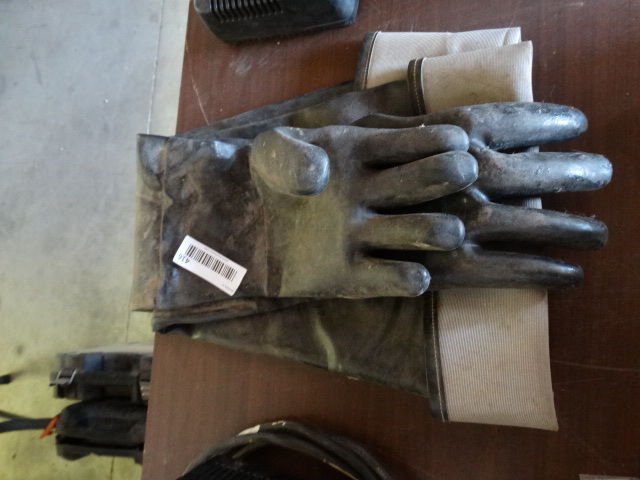 lot 416 image: Rubber gloves.